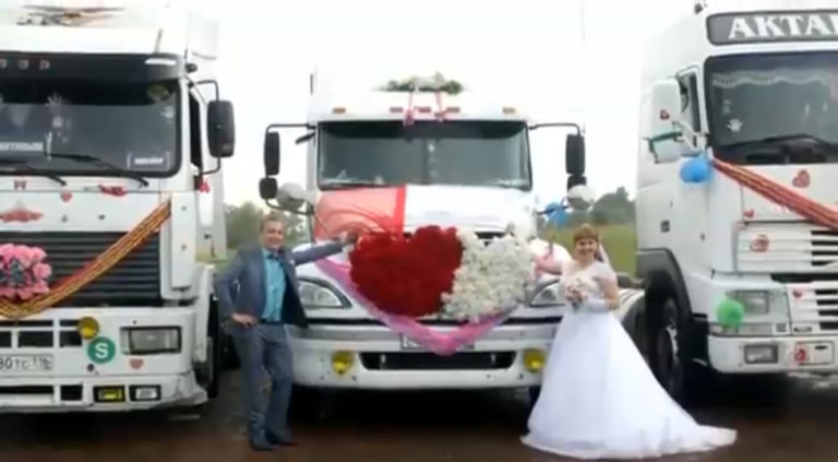 Фуры в бантиках: в Запорожье дальнобойщики оригинально отметили свадьбу (ВИДЕО)
