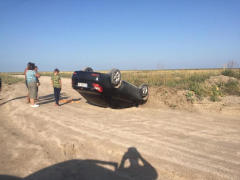 На запорожском курорте автомобиль застрял кверху колёсами (ФОТО)