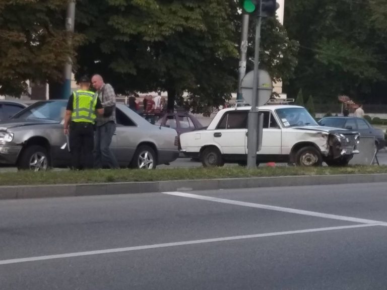 В Запорожье на бульваре Шевченко пробка из-за ДТП: Жигули столкнулись с Мерседесом (ФОТО)