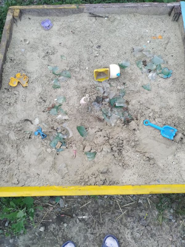 Обрезали качели и засыпали стеклом песочницу: запорожским детям уничтожили игровую площадку (ФОТО)