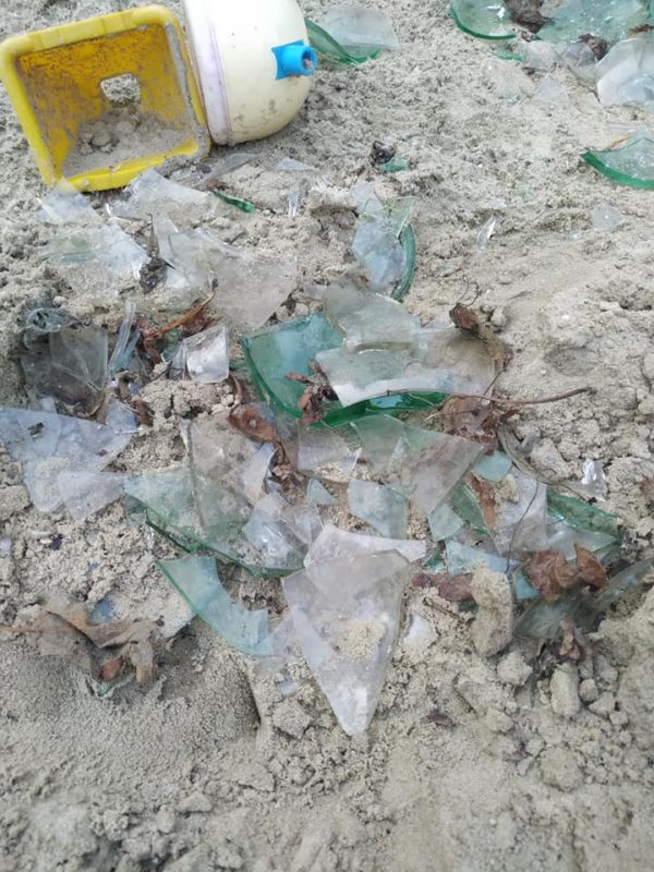 Обрезали качели и засыпали стеклом песочницу: запорожским детям уничтожили игровую площадку (ФОТО)