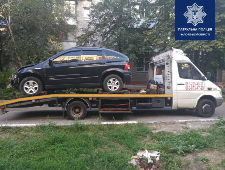 Уничтожил детскую площадку и пару автомобилей: запорожский водитель устроил массовое ДТП (ФОТО)