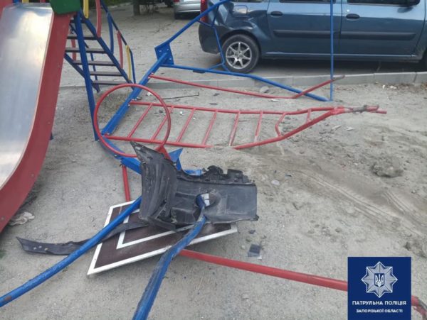 Уничтожил детскую площадку и пару автомобилей: запорожский водитель устроил массовое ДТП (ФОТО)