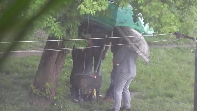 Ты — не ты, когда голоден: в Запорожье жарили шашлыки в разгар бури (ВИДЕО)