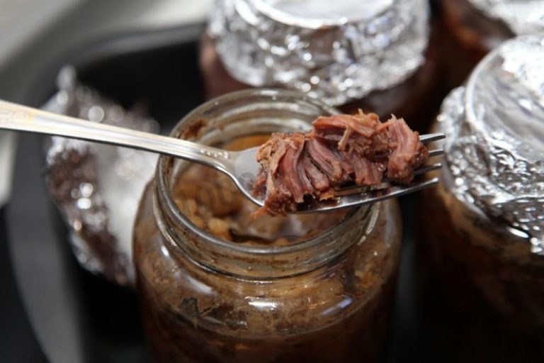 В Запорожской области выкопали банку тушенки времён Второй мировой (ФОТО)