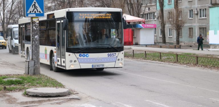 В центре Запорожья загорелся муниципальный автобус (ВИДЕО)