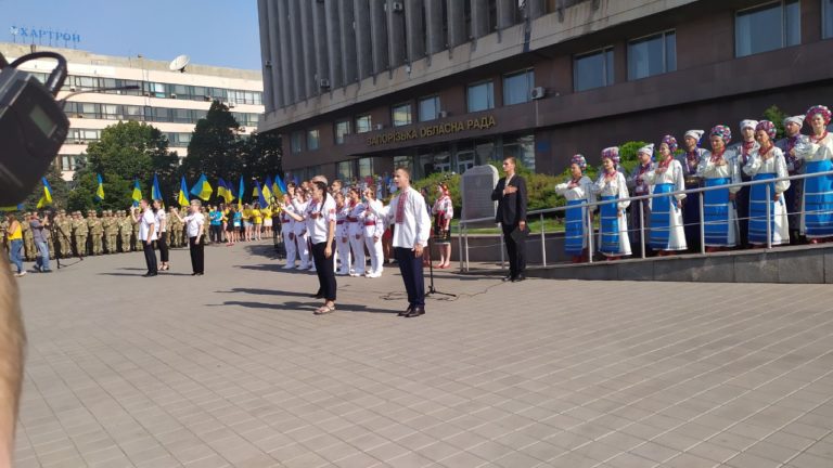 В Запорожье ко Дню Независимости исполнили гимн с помощью сурдоперевода (ФОТО, ВИДЕО)