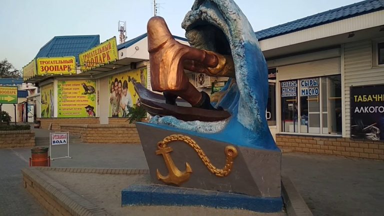 Отдыхающих в Кирилловке смутила очень двусмысленная скульптура (ФОТО)