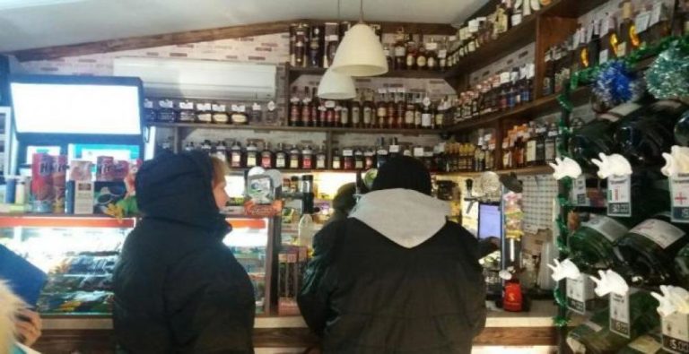 В Запорожье срезали волейбольную площадку, дабы построить очередную «наливайку» (ФОТО)