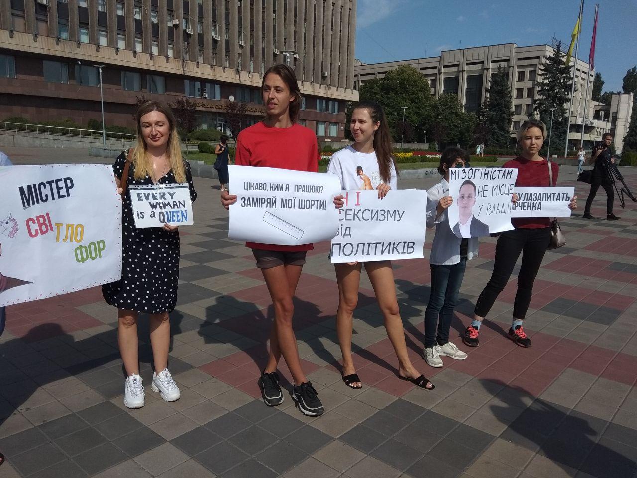 Мужчины в платьях вышли на митинг против Владислава Марченко в Запорожье (ФОТО)