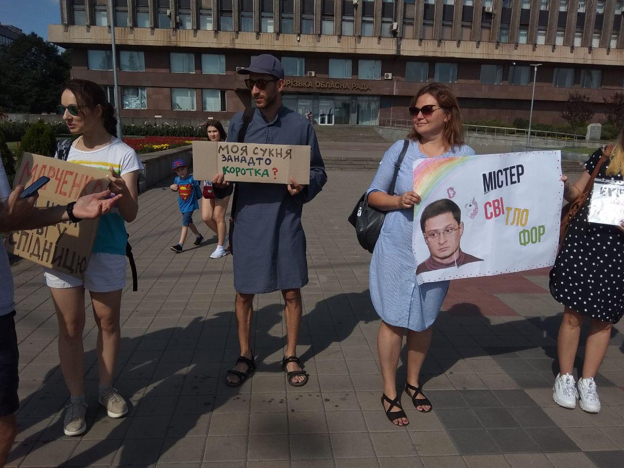 Мужчины в платьях вышли на митинг против Владислава Марченко в Запорожье (ФОТО)