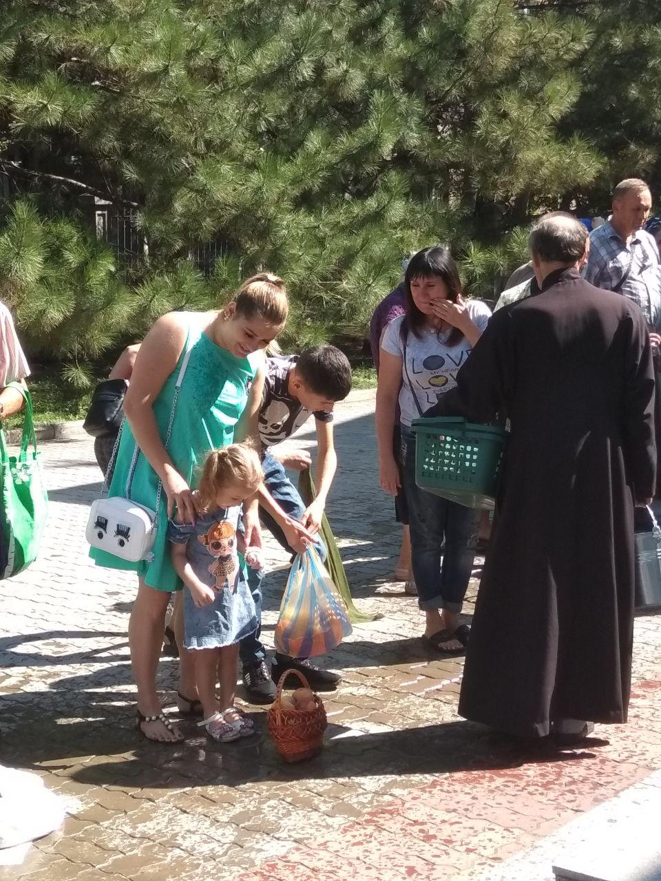 Запорожцы начали праздновать Яблочный Спас (ФОТО)