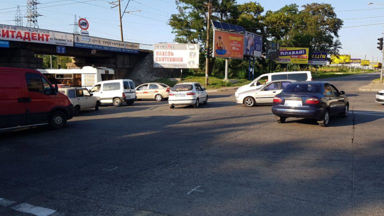 В Запорожье фуры заблокировали заезд на мосты Преображенского (ВИДЕО)