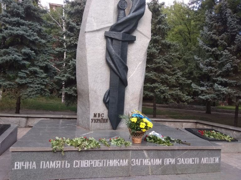 Запорожцы почтили память погибших полицейских (ФОТО)