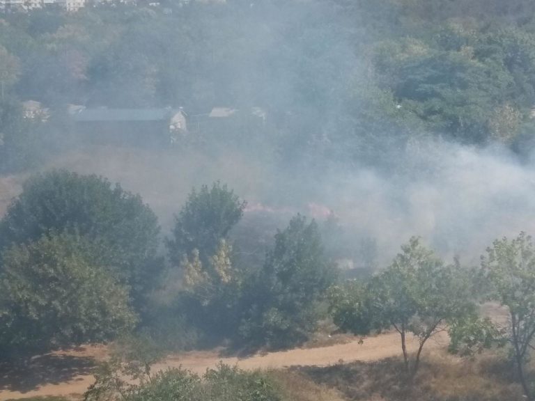 На горе Азмол в Бердянске масштабный пожар (ВИДЕО, ФОТО)