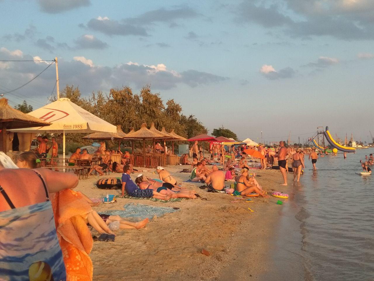 Пляжи на запорожских курортах заполнены "под завязку": как развлекаются отдыхающие (ФОТО)