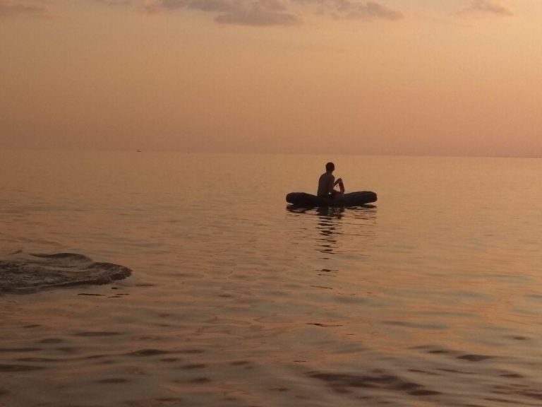 На запорожских курортах запечатлели пылающий закат (ФОТО)