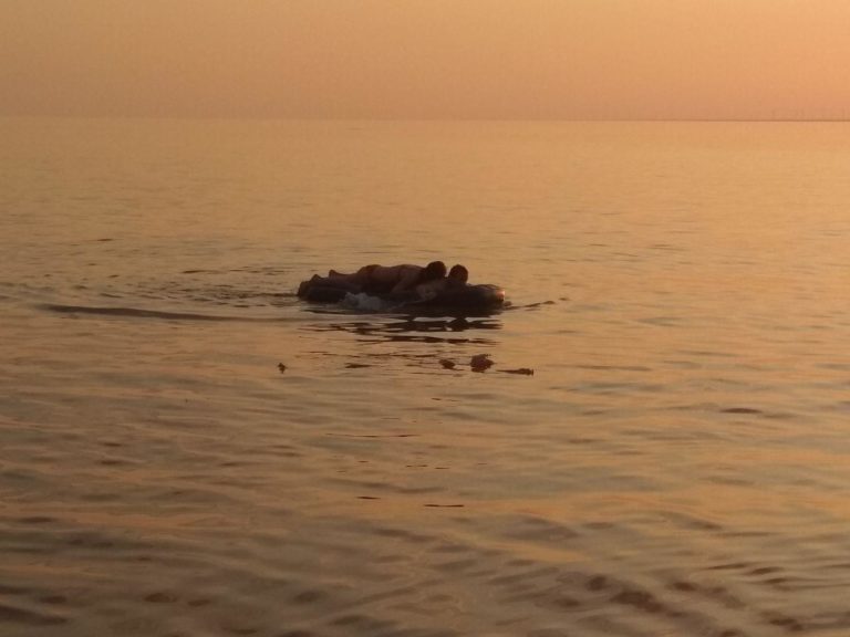 Пляжи на запорожских курортах заполнены «под завязку»: как развлекаются отдыхающие (ФОТО)