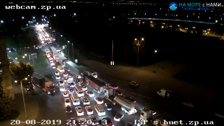 Сдали нервы: из-за огромных пробок запорожцы вынуждены идти пешком через плотину (ВИДЕО)