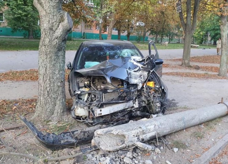В Запорожье пьяный водитель устроил гонки с полицейскими, разрушая всё на своём пути (ФОТО)