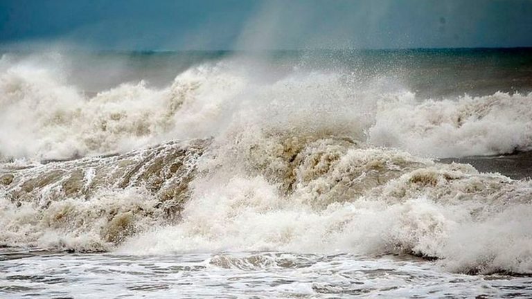 Завтра на Азовском море в Запорожской области поднимутся полутораметровые волны