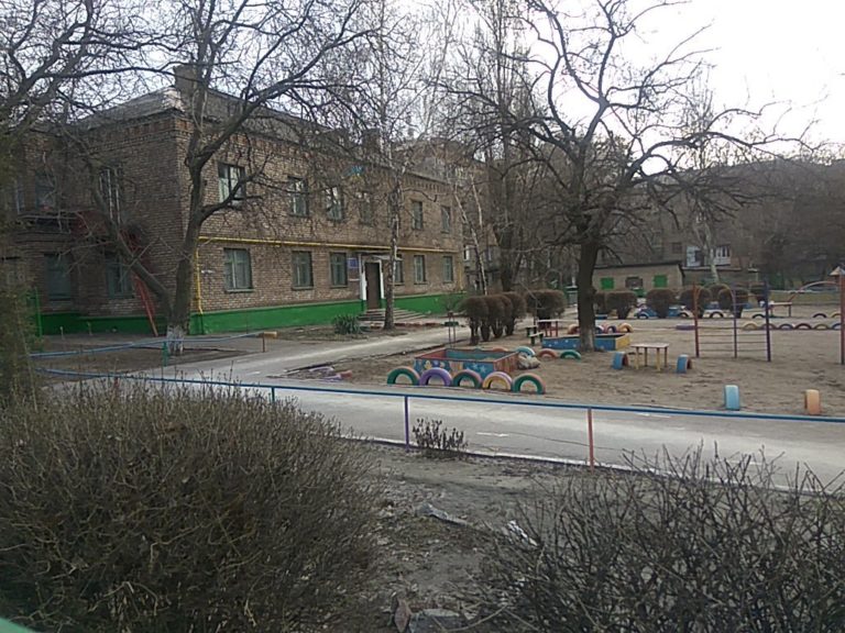 Возле одного из детских садов Запорожья беспрепятственно разгуливают наркоманы (ФОТО)