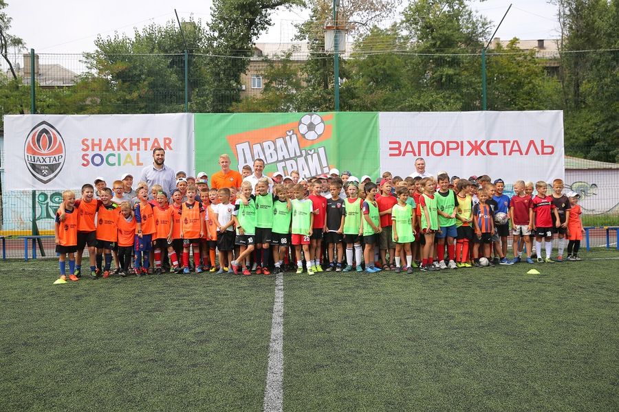 Запорожские предприятия Метинвеста совместно с ФК «Шахтер» дали старт социальному проекту «Давай, играй!» в Запорожье
