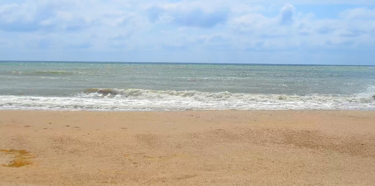 Метровые волны и солнце. На побережье Кирилловки налаживается погода (ФОТО)