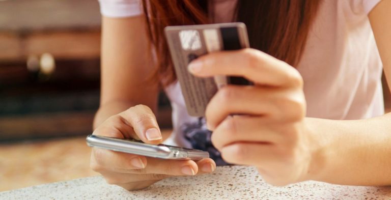 Будьте бдительны при оплате картой: у жителя Запорожья украли деньги с кредитки