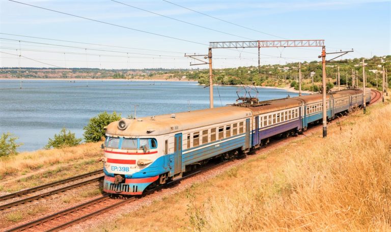 Электрички в Запорожье не пользуются популярностью, несмотря на большие пробки на мостах (ФОТО)