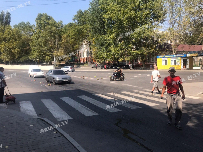 Осторожно, арбузы: в Запорожской области в результате аварии дорога усыпана бахчевыми (ФОТО)