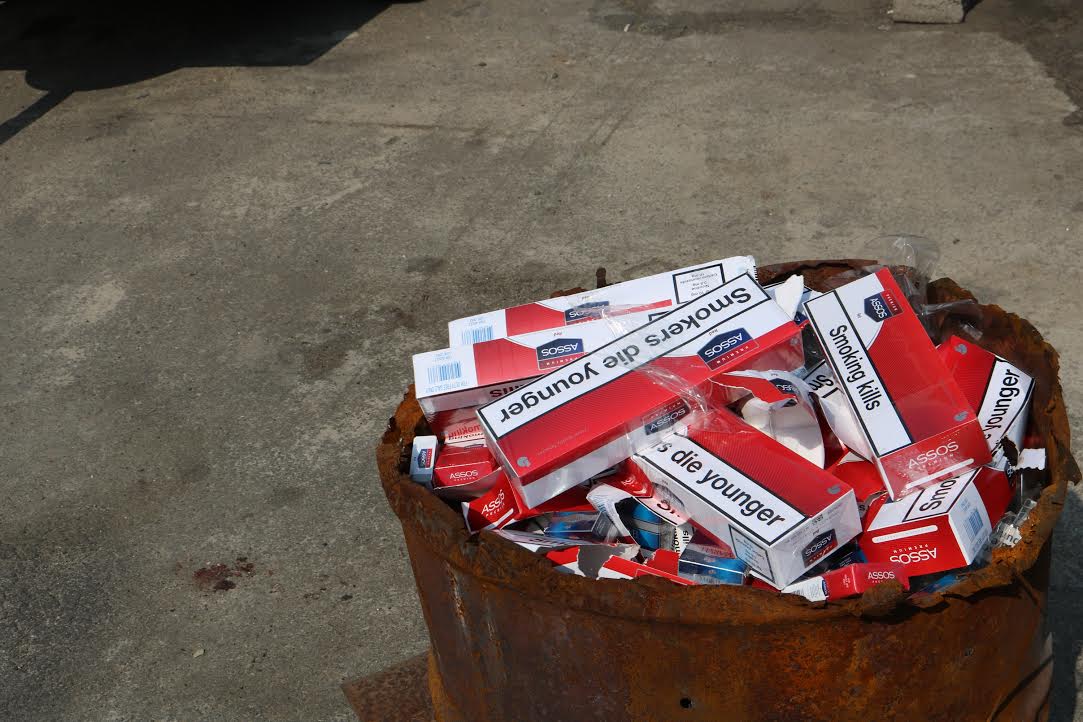 Курение "убивает": в Запорожье сожгли целую партию сигарет (ФОТО)