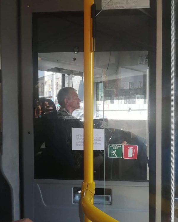 Запорожский водитель автобуса удивил пассажиров хорошими манерами (ФОТО)