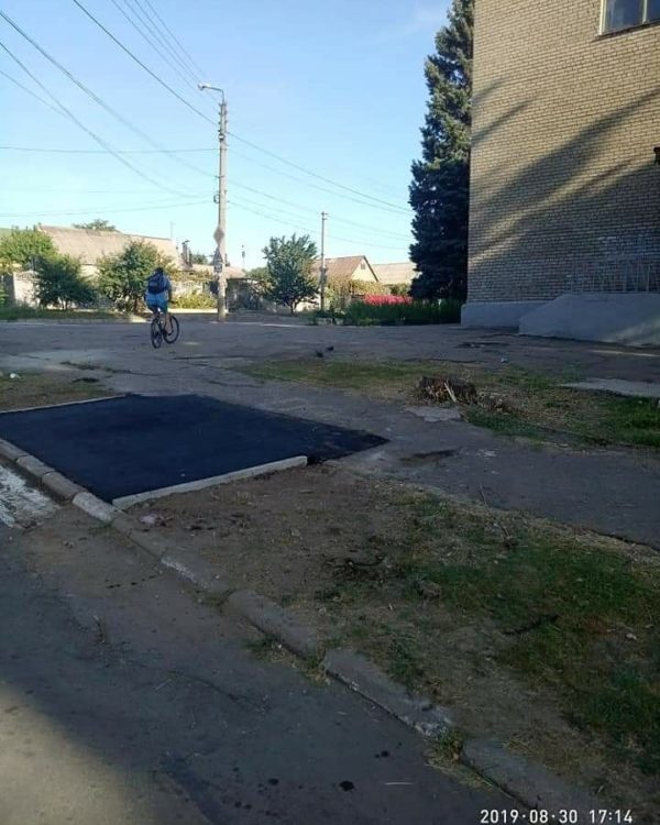 И смех, и грех: как в Запорожье отремонтировали тротуар около школы (ФОТО)