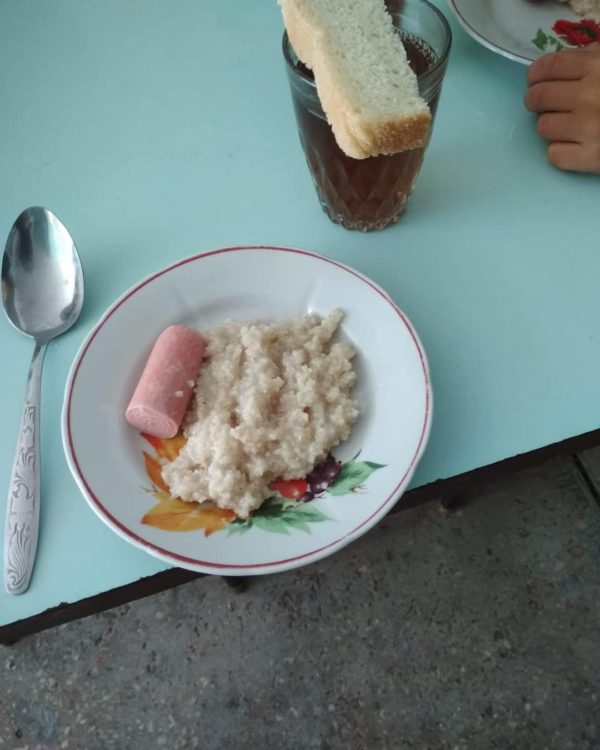 Неприятного аппетита: чем кормят запорожских школьников за родительские деньги (ФОТО)