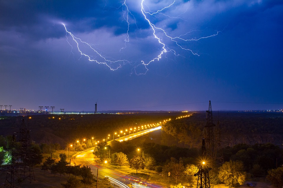Стихия бушевала: запорожцы поделились фотографиями огромных молний (ФОТО)