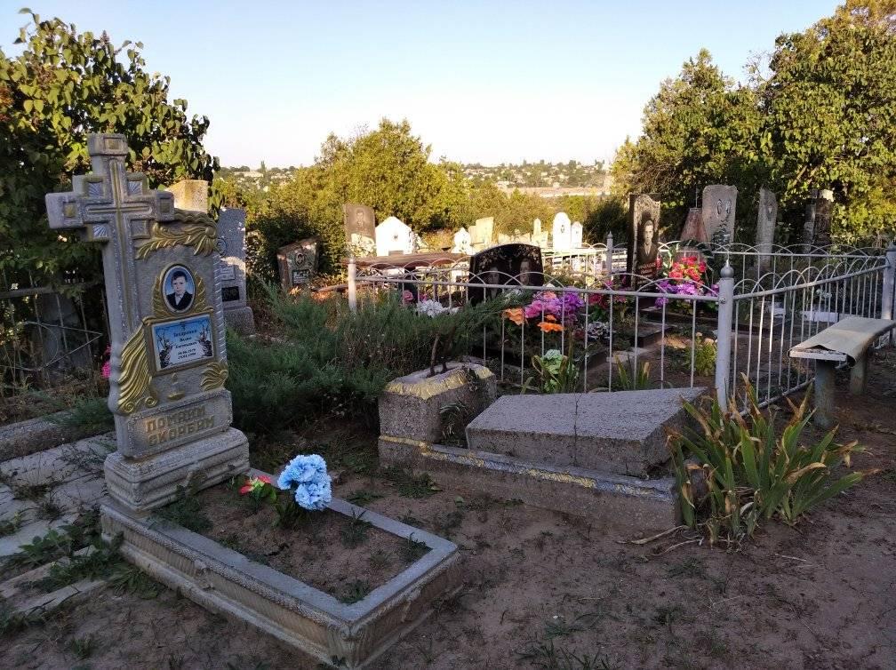 "Нет сердца": в Запорожской области на кладбище дебоширили вандалы (ФОТО)
