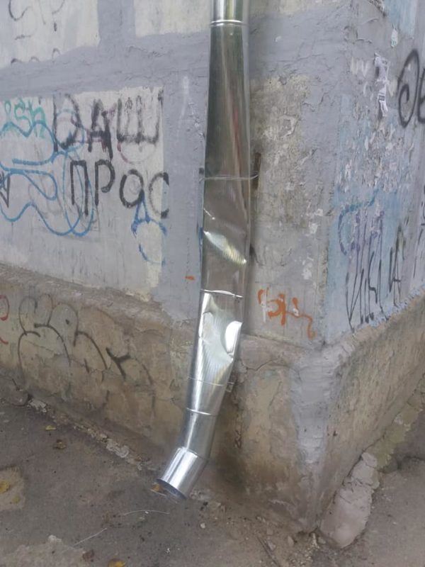 В Запорожье вандалы уничтожили новые сливные трубы на многоэтажках (ФОТО)