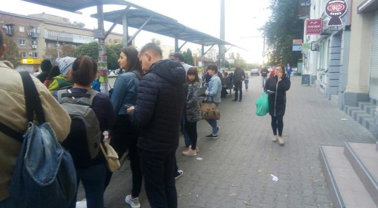 Три часа в очереди: запорожцы массово не могут добраться домой после работы (ФОТО)