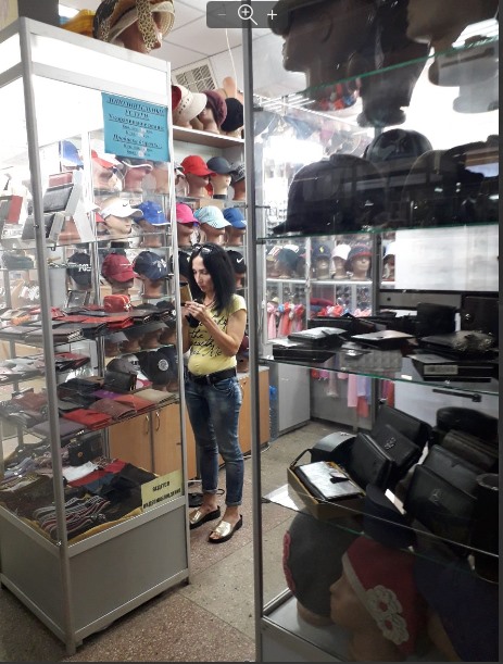 В Запорожской области хамовитая продавщица кидалась товаром в покупателей (ФОТО)