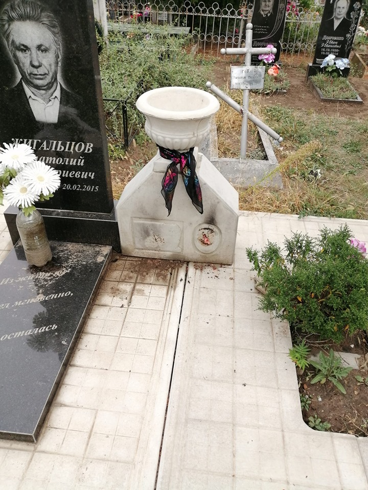 "Нет сердца": в Запорожской области на кладбище дебоширили вандалы (ФОТО)