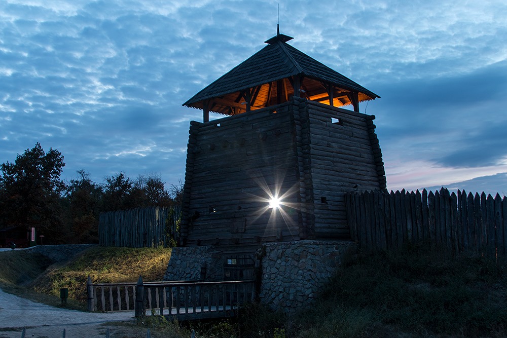 Сказочная ночь на Хортице: запорожский фотограф показал Сечь ночью (ФОТО)