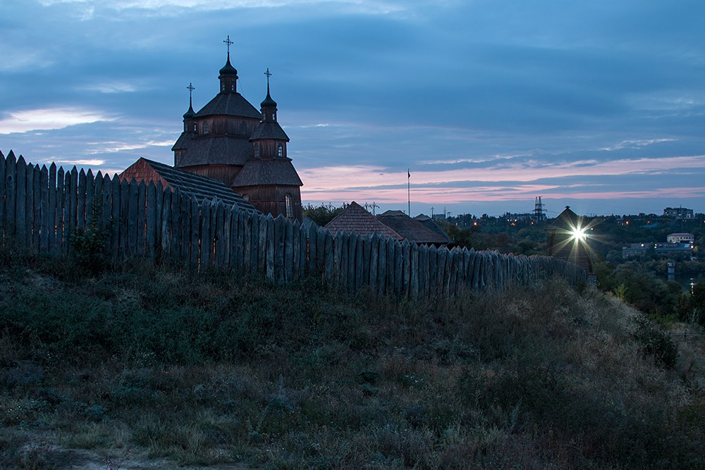 Сказочная ночь на Хортице: запорожский фотограф показал Сечь ночью (ФОТО)
