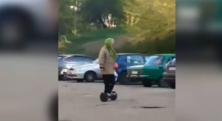 Запорожская бабушка на гироскутере продолжает удивлять (ВИДЕО)