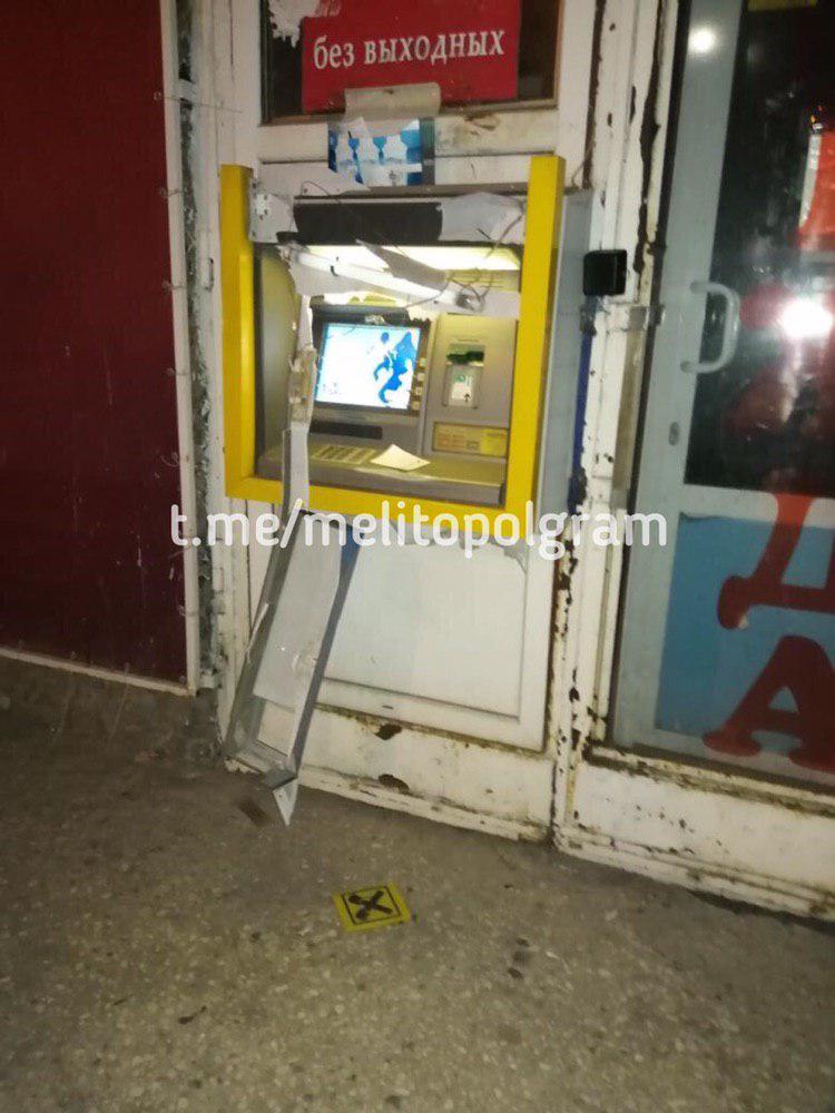 Его бьют, а он работает: в Запорожской области изувечили банкомат (ФОТО)