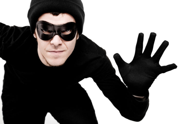 В Запорожье ограбили салон красоты: преступник попал под камеры наблюдения (ВИДЕО)