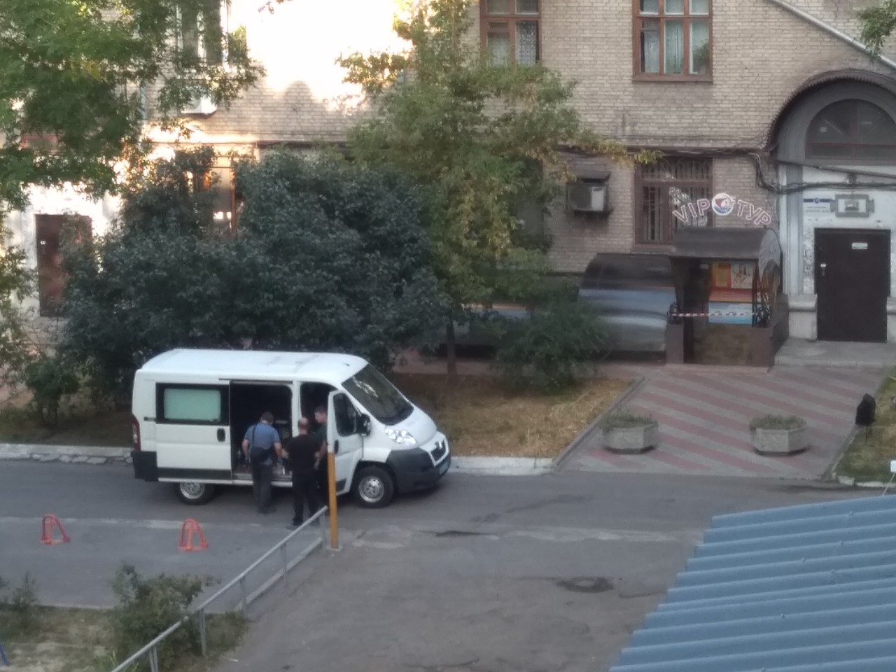 Красная лента и полиция: в центре Запорожья работают криминалисты (ФОТО)