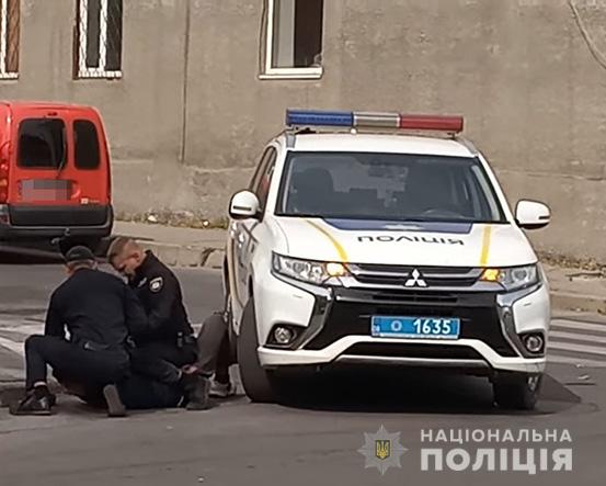 В Запорожской области преступник избил полицейского (ФОТО)
