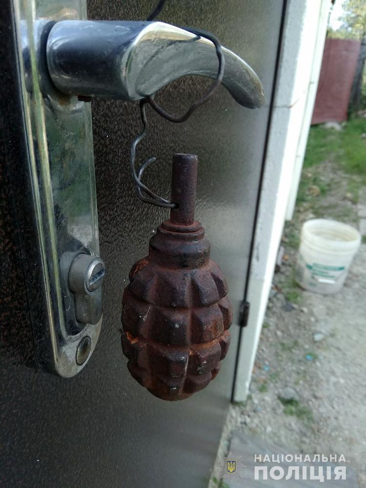 В Запорожской области женщина обнаружила на входной двери гранату (ФОТО)