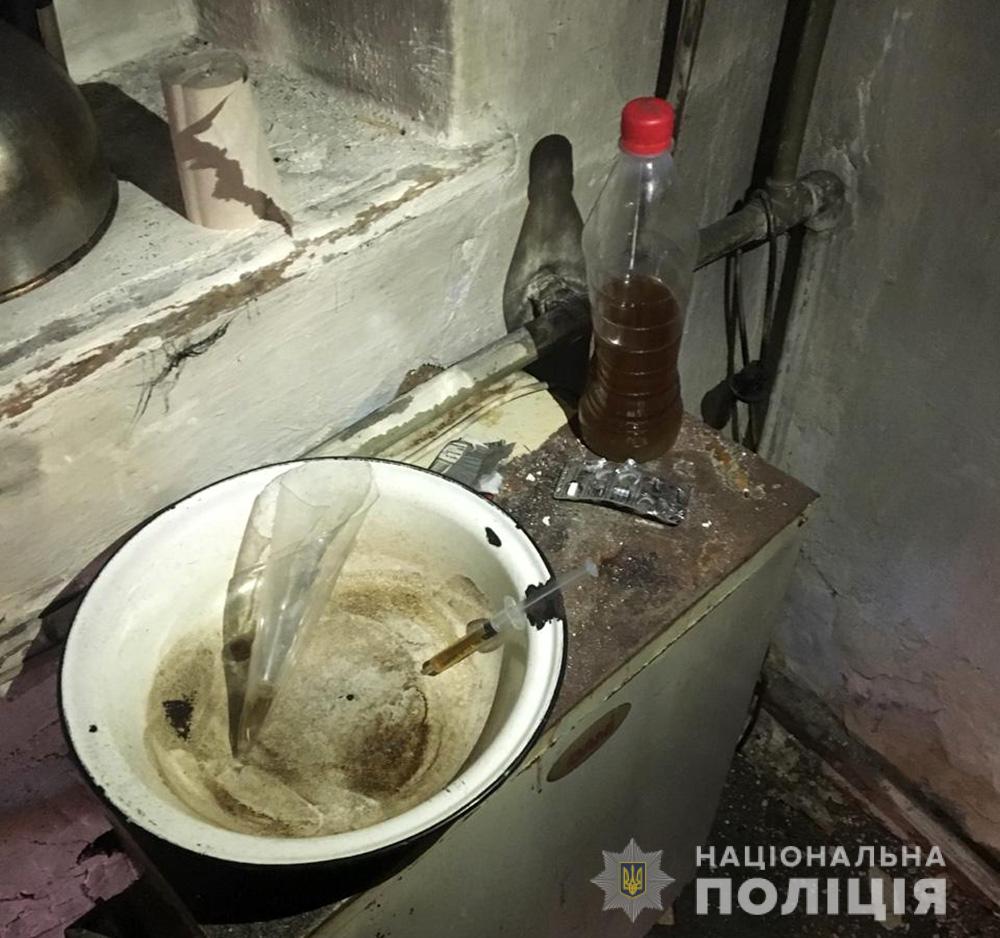 Мак не для булочек: в Запорожской области мужчина готовил большие партии опиума (ФОТО)